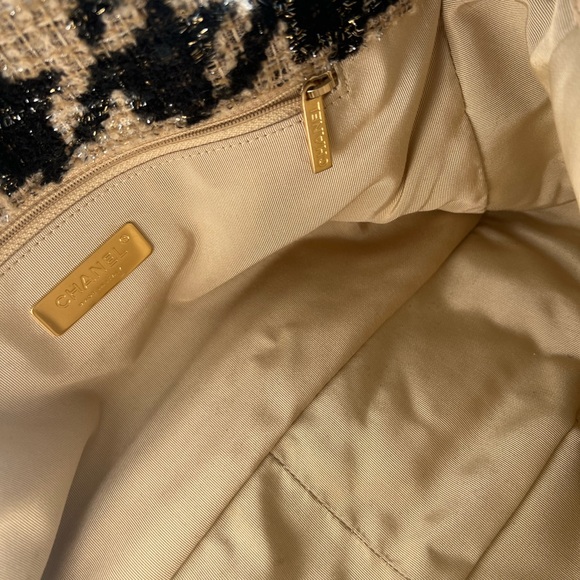 Chanel Tweed Maxi 19” Handbag - Rare Color! - Picture 12 of 12